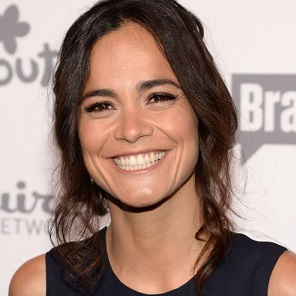 celebrity Alice Braga