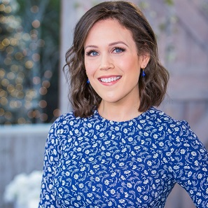 Erin Krakow – Bio, Net Worth, Boyfriend, Hallmark Movies, Family