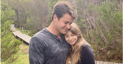 Bindi Irwin, Chandler Powell recreates pregnancy photo from parents