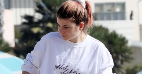 news Isabella Rose Giannulli chills with friends at luxe resort while parents are behind bars